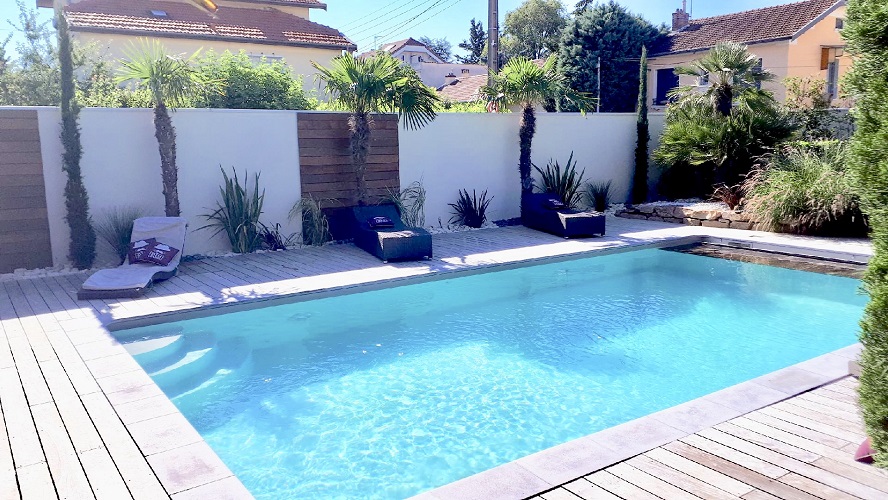 Comment habiller un mur près d'une piscine ?